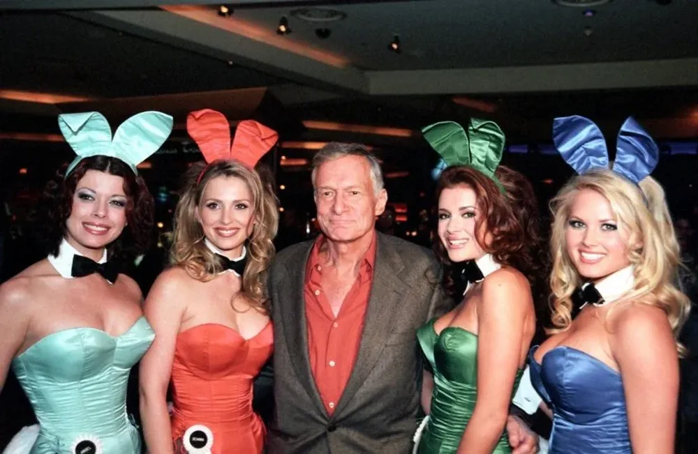 Hugh Hefner con las conejitas de Playboy