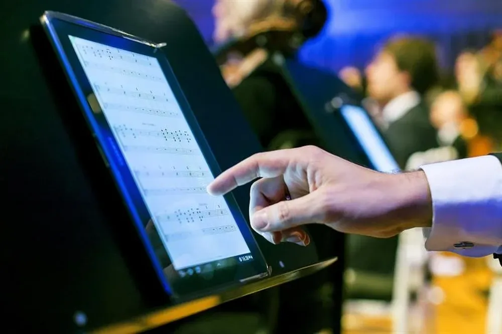 La orquesta filarmónica de Bruselas brindó, en primicia mundial, el primer concierto en el que los músicos leen las partituras a través de la pantalla de una tableta en vez de hacerlo sobre el papel