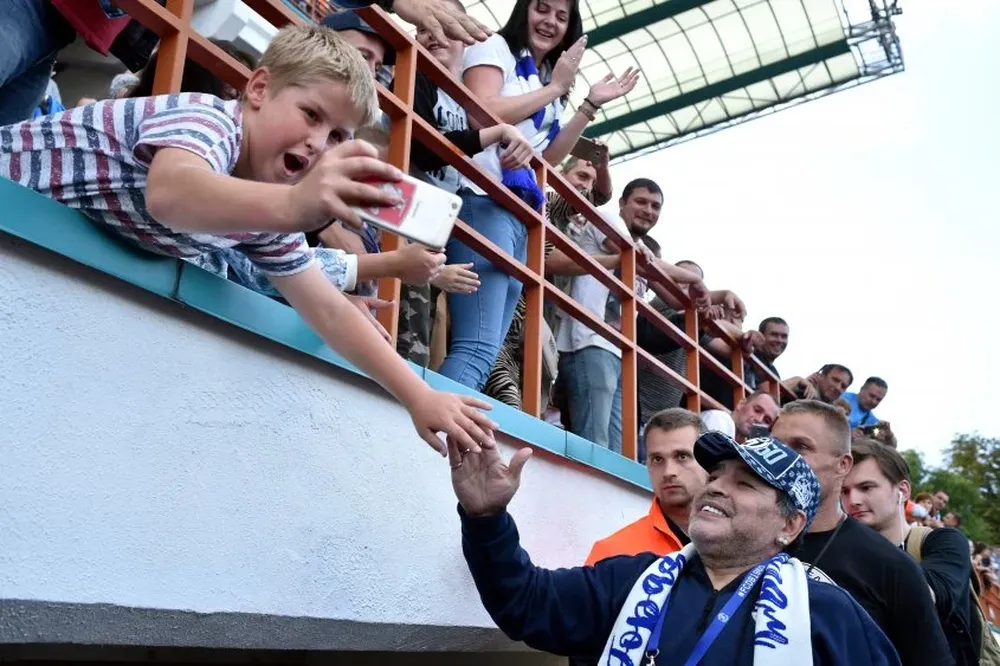 Maradona con los hinchas de Dinamo