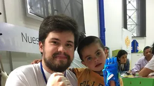 Washington Sebastián muestra orgulloso su prótesis