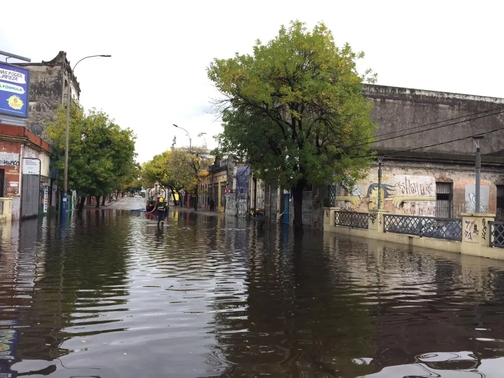 Calle Fernández Crespo inundada por las lluvias