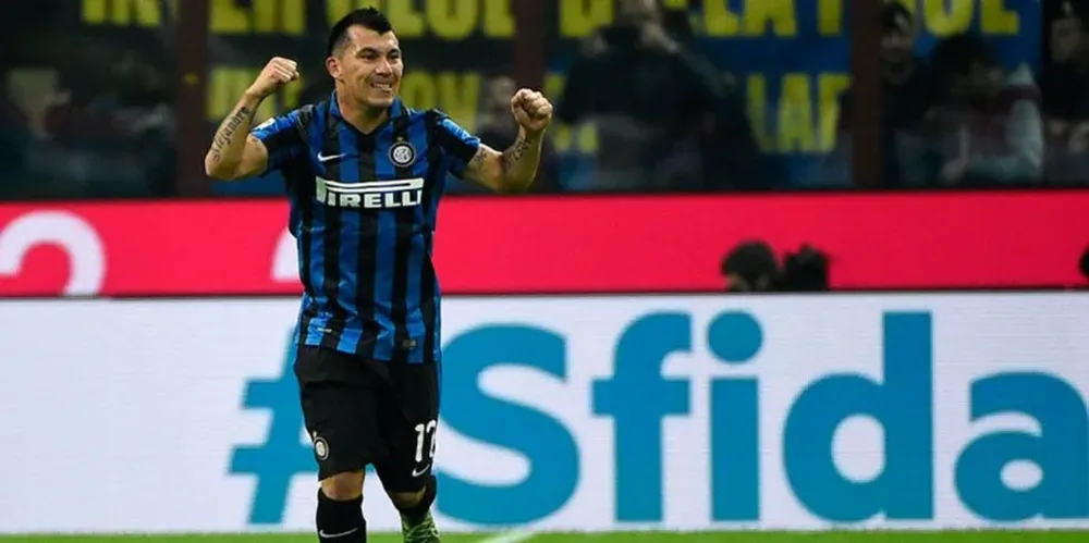 Medel festejó, pero luego se fue lesionado