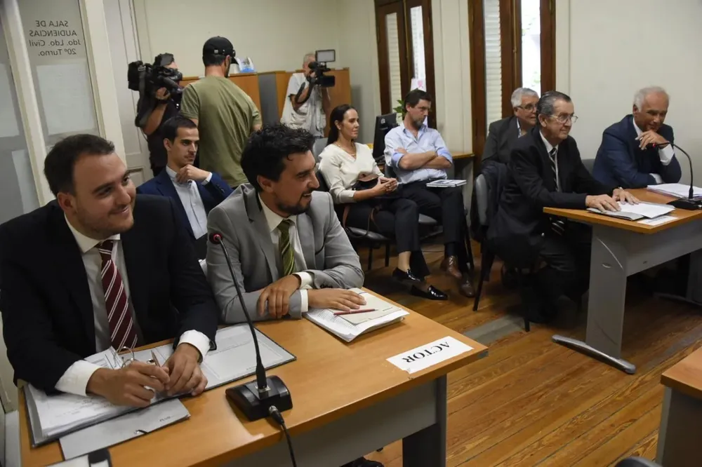 Los representantes de clubes y AUF este jueves en el juzgado