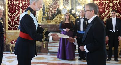 El embajador de la República de Argentina, Roberto Sebastián Bosch Estéve, hace entrega al Rey de sus Cartas Credenciales.