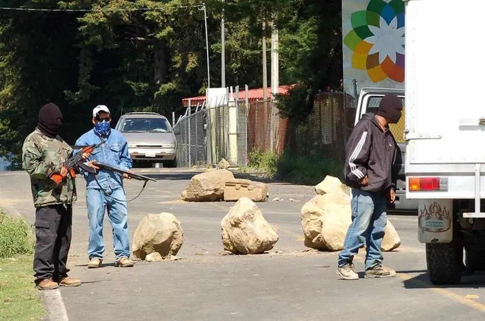 México- Pobladores de Santa María Urapicho,al oeste de México, vigilan puntos de entrada a esa comunidad