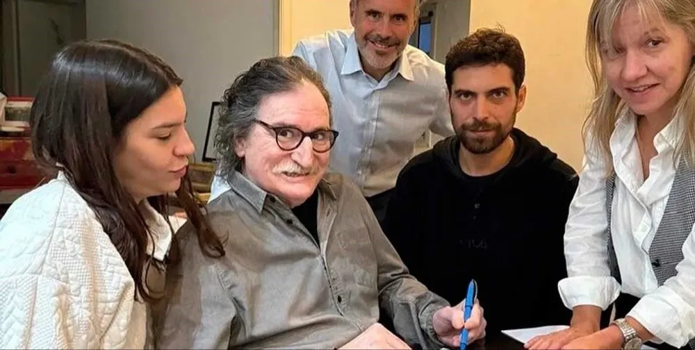 Charly García firmó al fin el contrato para su nuevo disco La lógica del escorpión