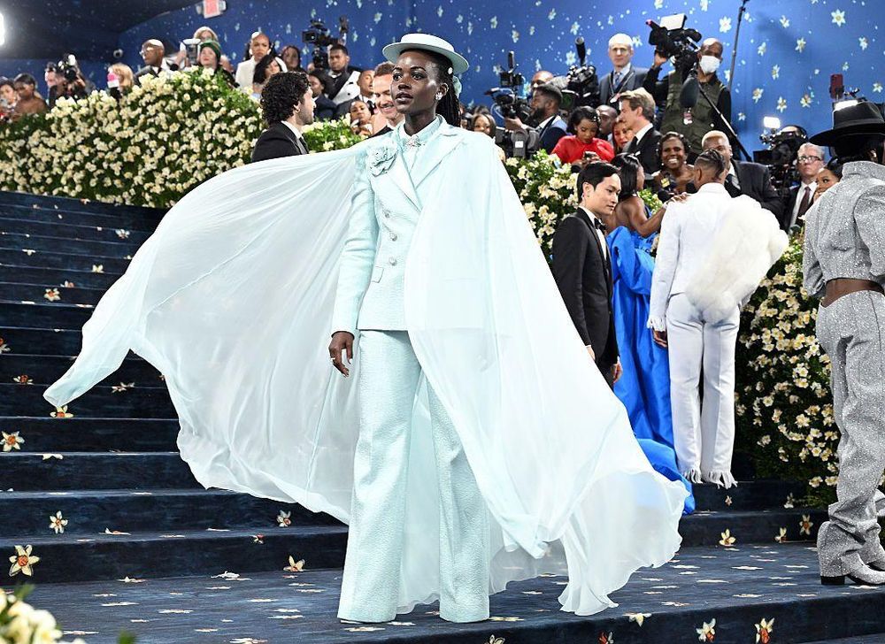 La ganadora del Oscar Lupita Nyongo en un atuendo de Chanel.