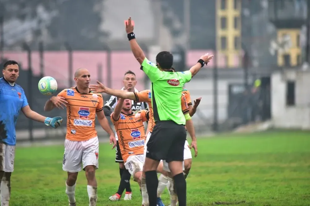 Fuentes le muestra la roja a Perujo por su falta ante Palacios