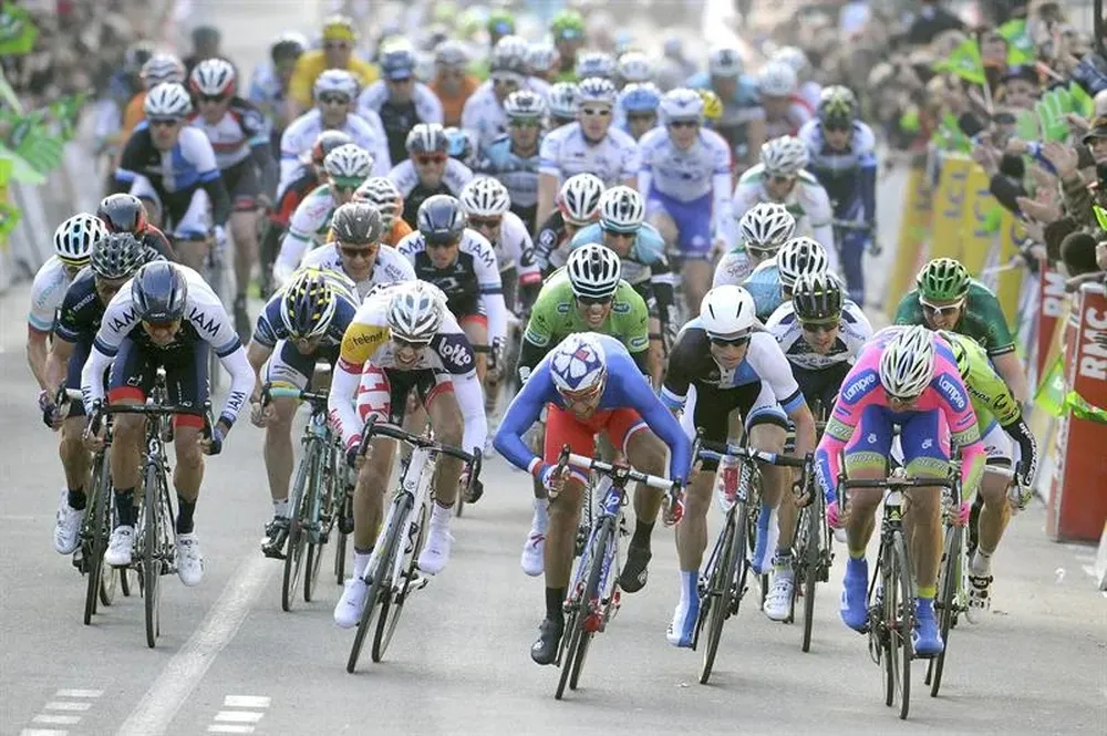 El campeón de Francia, Nacer Bouhanni (c), embala para alzarse con la victora en la primera ertapa de la París Niza