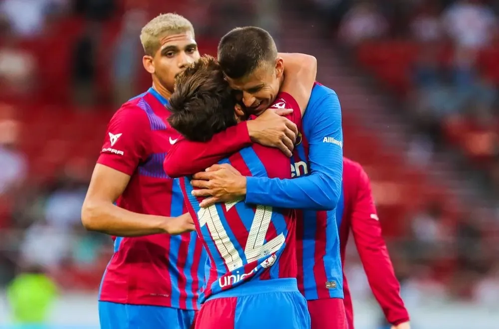 Araújo observa el abrazo de Piqué a Riqui Araújo observa el abrazo de Piqué a Riqui