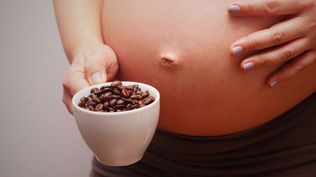El efecto desconocido de tomar café durante el embarazo: qué encontraron científicos italianos y llamó la atención