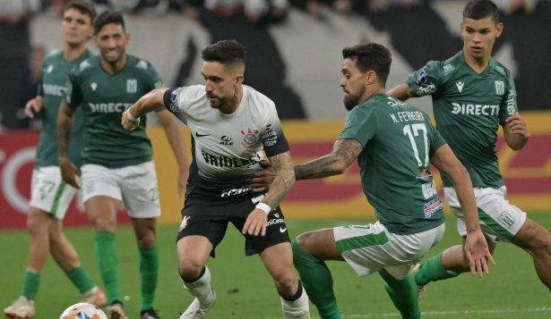 Igor Coronado de Corinthians ante Martín Ferreira de Racing