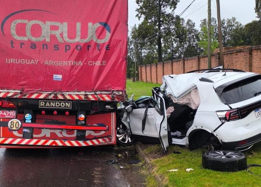Así terminó el auto que chocó contra un camión en Paysandú