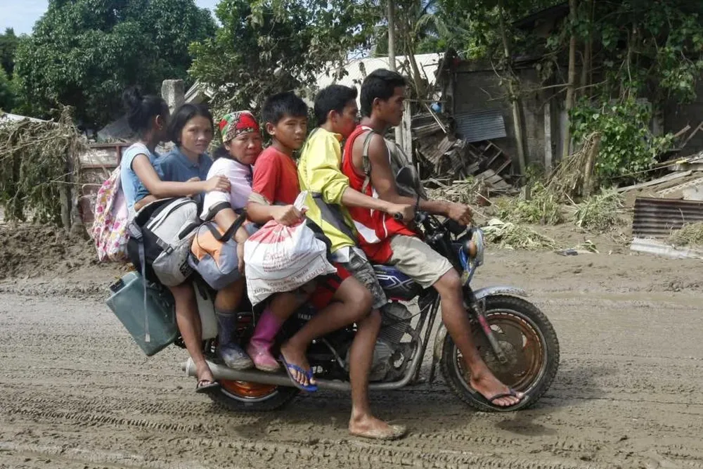 Cualquier recurso sirve para dejar las zonas inundadas