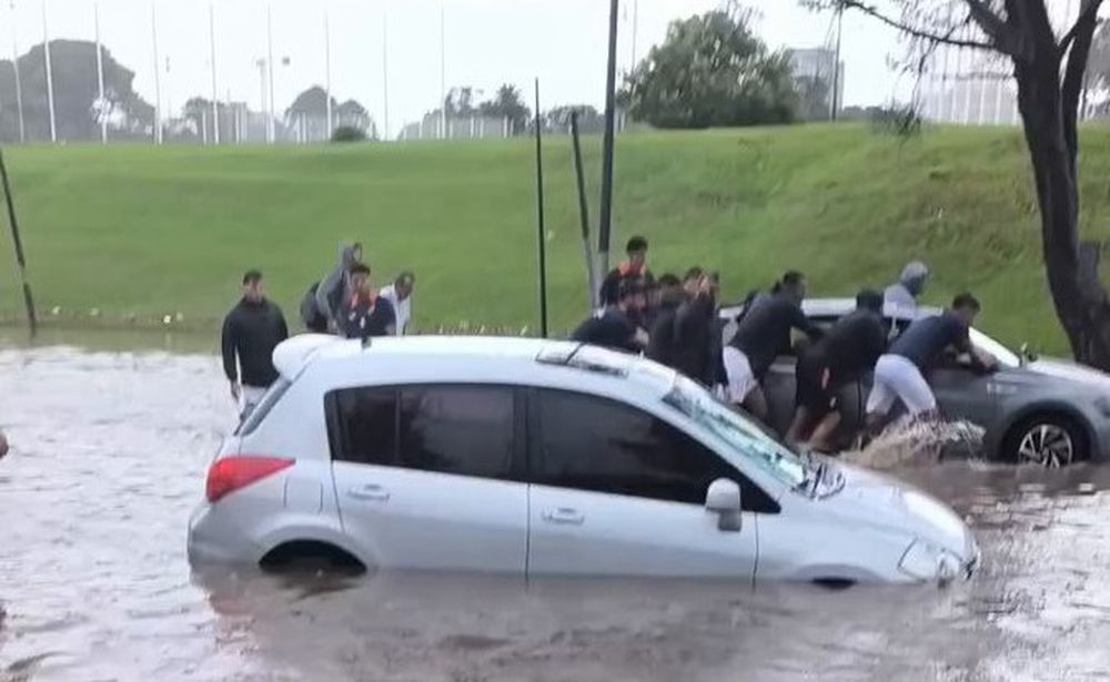 Jugadores de Atenas y sus autos en la inundación