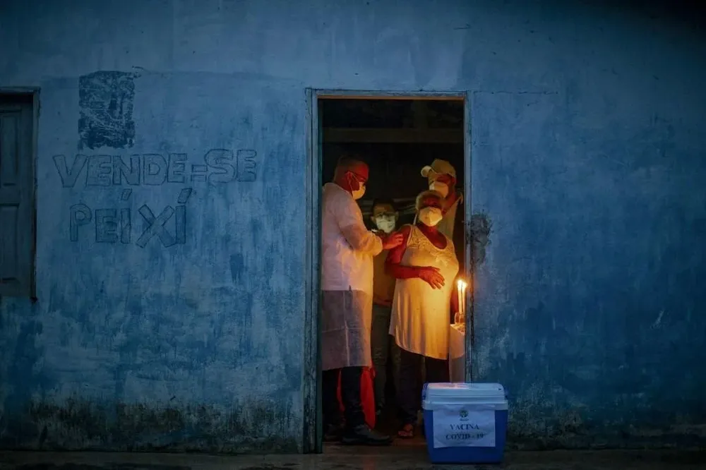 Médicos vacunan contra el covid en un hogar brasileño el 19 de junio de 2021