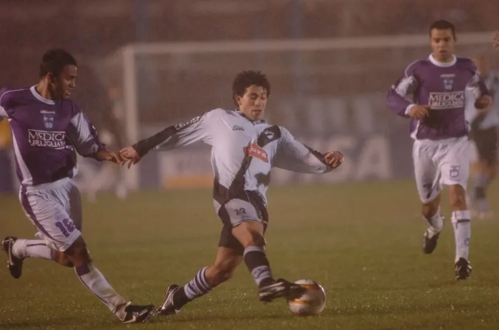 Incidencia del partido de 2005: Gargano con el balón, seguido de Ariosa y De Souza