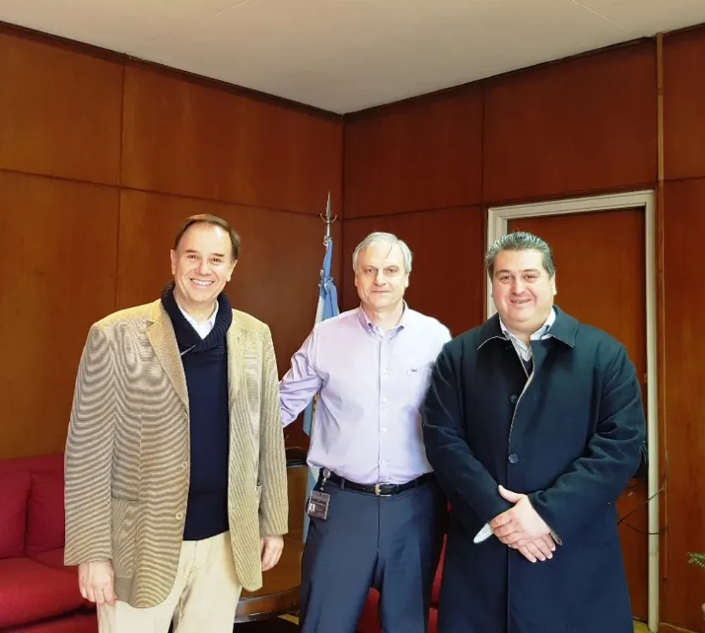 El titular de Anrtci Mario Stefanoli junto al secretario de la entidad Mario Molina y el jerarca de la AFIP