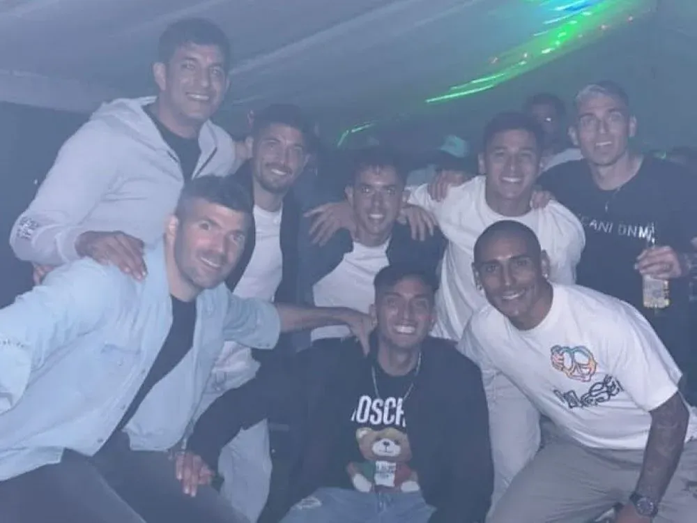 Emmanuel Gigliotti, Diego Polenta, Christian Almeida, Federico Martínez, Diego Rodríguez, Leandro Lozano y Maximiliano Perg aparecen junto a Diego Zabala en su fiesta de cumpleaños