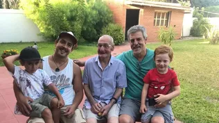 Alberto Bica en familia con su padre Luis Alberto, Francisco, uno de sus hijos, y dos de sus nietos