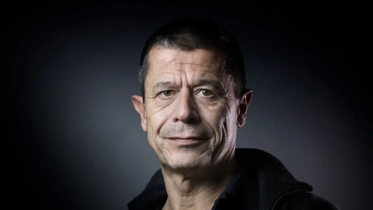 La visita del año: el escritor francés Emmanuel Carrère vendrá a Montevideo en setiembre