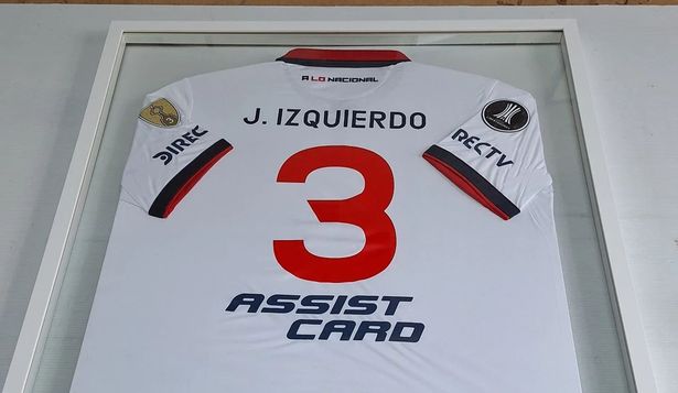 El cuadro con la camiseta de Juan Izquierdo en Los Céspedes