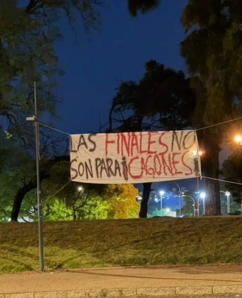 Pancartas en la previa de Uruguay vs Colombia