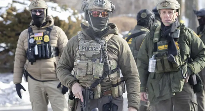 Agentes del ICE en el lugar en Mineápolis donde ocurrió el tiroteo en el que murió Renee Nicole Good.