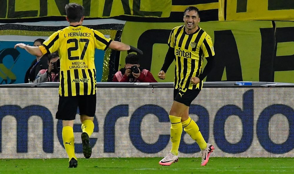 Jaime Báez, debutante en Peñarol, celebra su gol para el 3-0 ante The Strongest por la Copa Libertadores