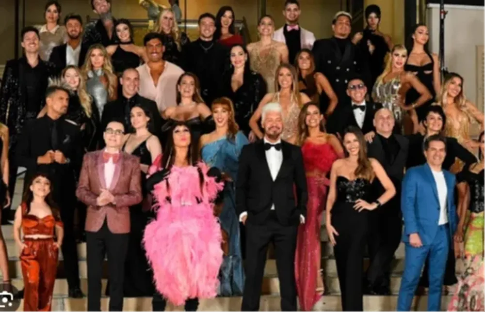 Tinelli y su equipo completo