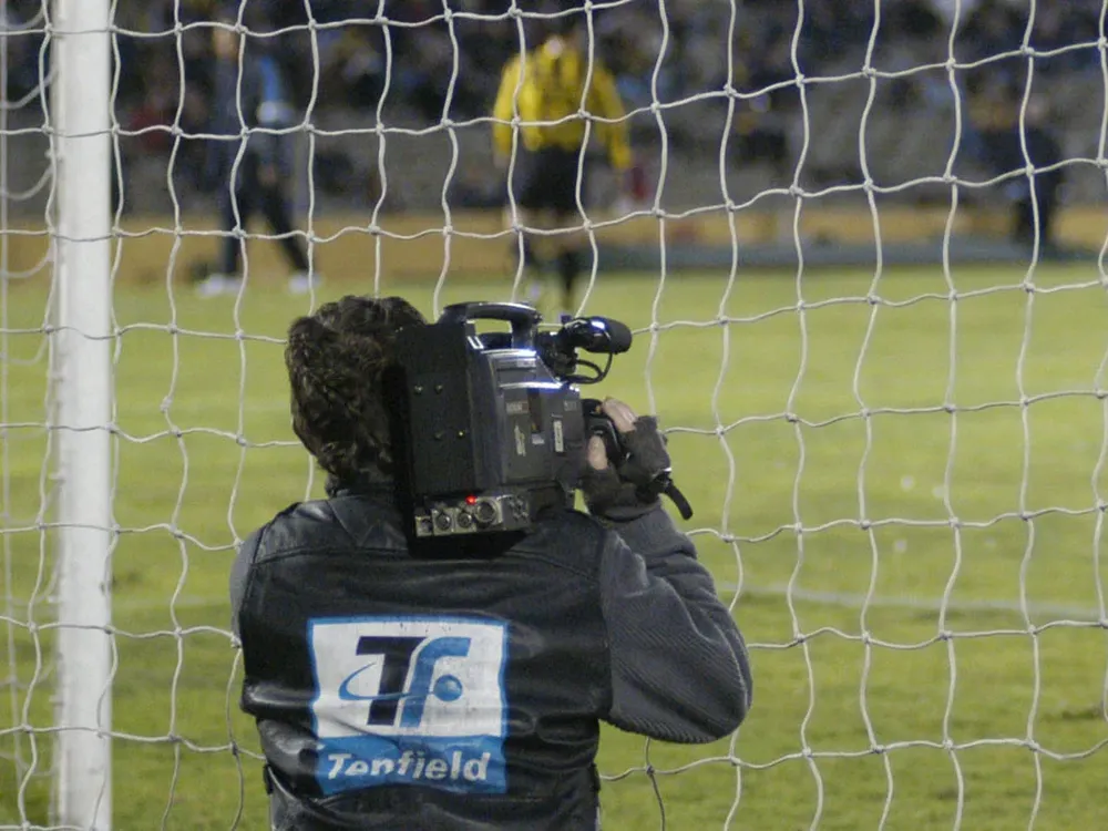 Trabajador de Tenfield en un partido del fútbol uruguayo