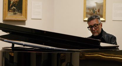 Fito Páez, toca el piano en el Museo del Prado.