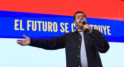 Fernando Pereira durante su discurso luego de haber sido reelecto como presidente del Frente Amplio