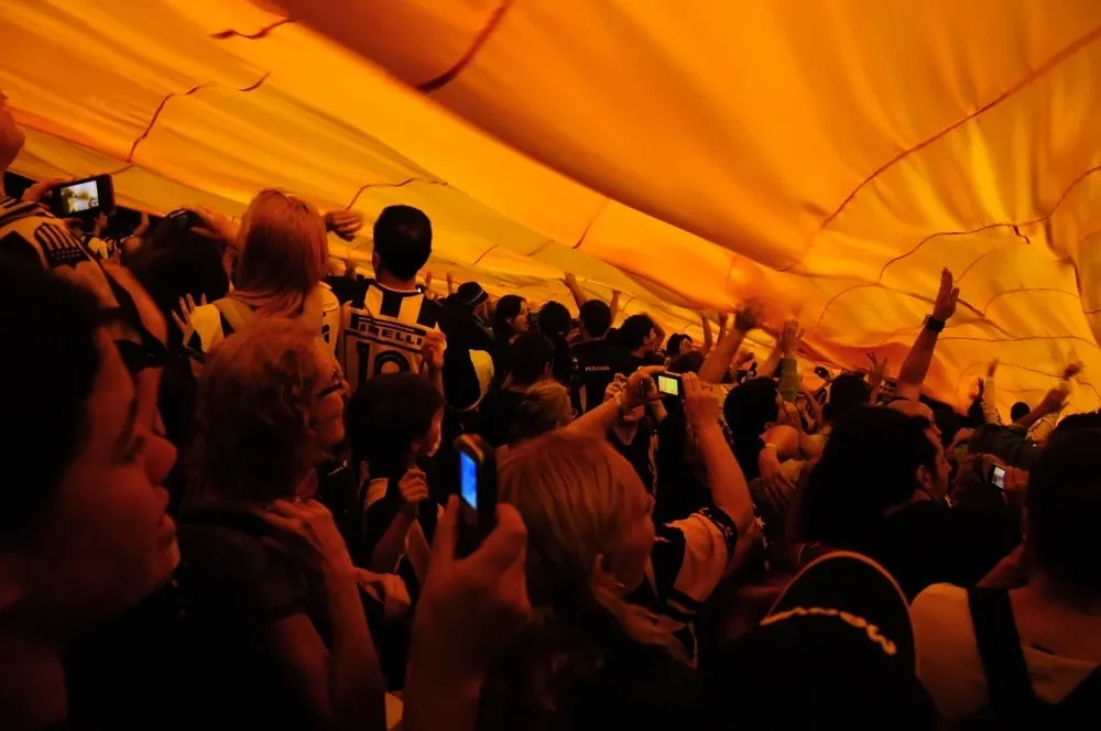 La bandera de Peñarol tiene 48 metros de ancho y más de 300 de largo