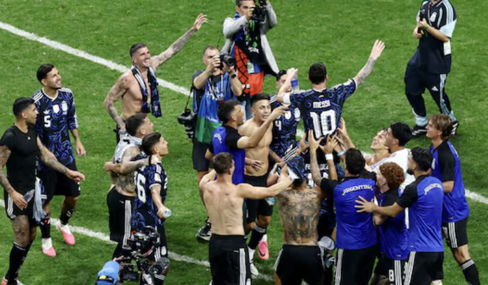 Argentina celebrando el paso a la final luego de la victoria sobre Inglaterra.