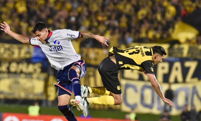 Lucas Villalba de Nacional ante Eduardo Darias de Peñarol