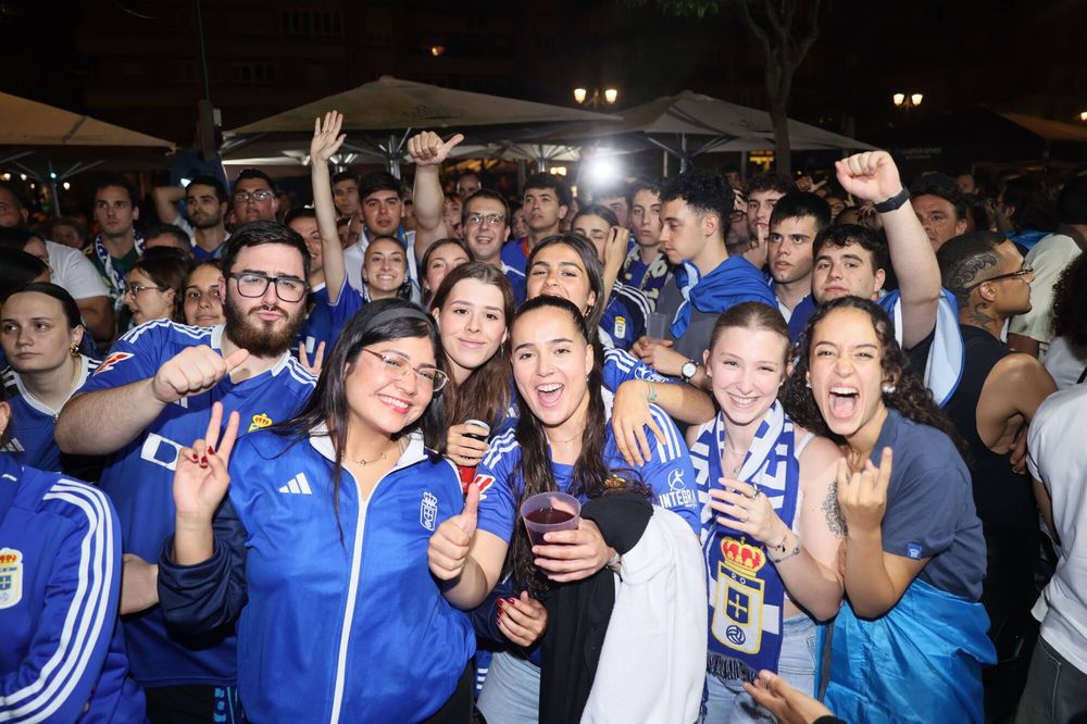 Tras la victoria y el ascenso a primera se desató la fiesta en Oviedo.