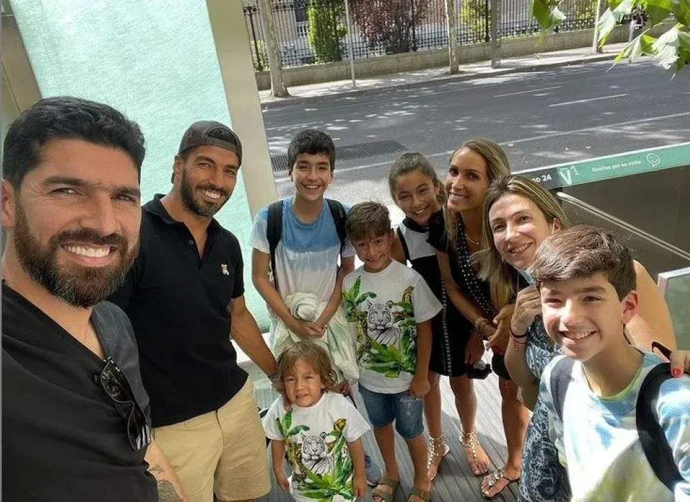 Las familias de Sebastián Abreu y de Luis Suárez se encontraron en Madrid