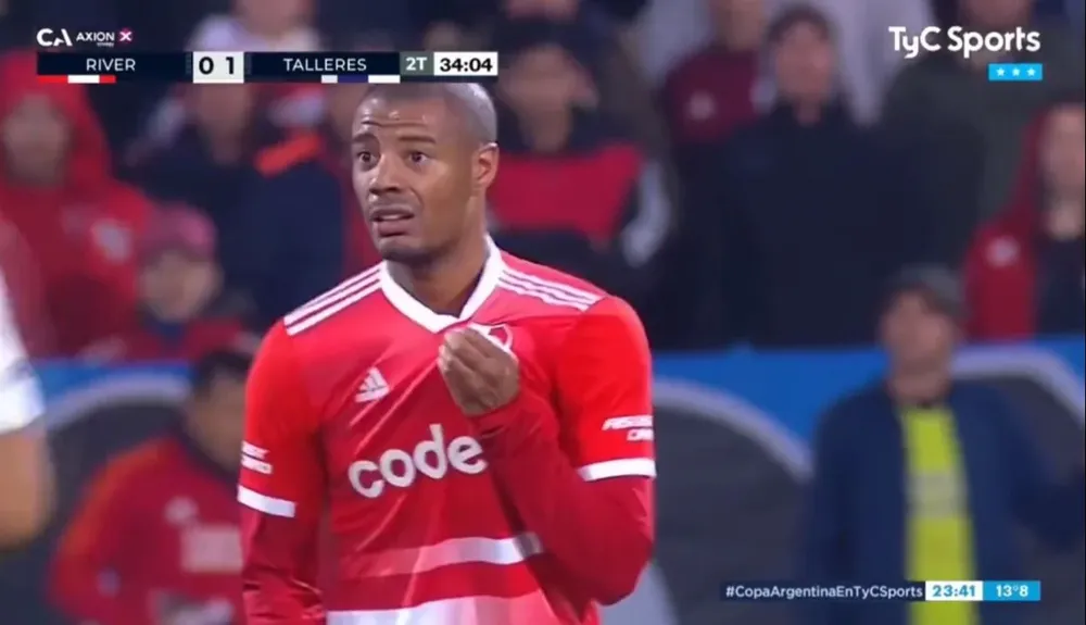 El cruce de De la Cruz con un rival