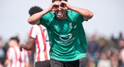 Martín Parodi celebra un gol para Deportivo LSM que goleó a Estudiantes del Plata