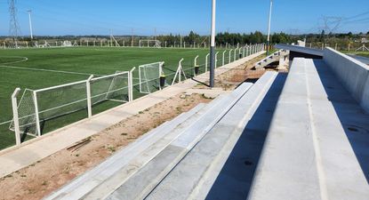 Las primeras tribunas de la Ciudad Deportiva Néstor Tito Goncálves de Peñarol, ya fueron instaladas