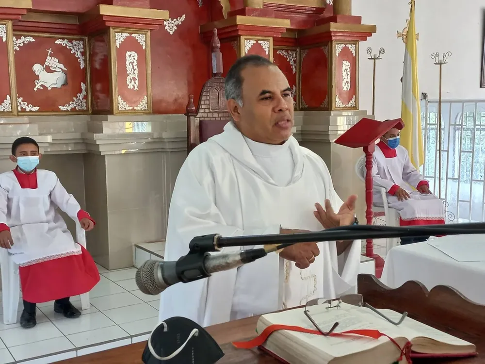 El sacerdote Gustavo Sandino fundó en 1998 la primera radio católica de Nicaragua.