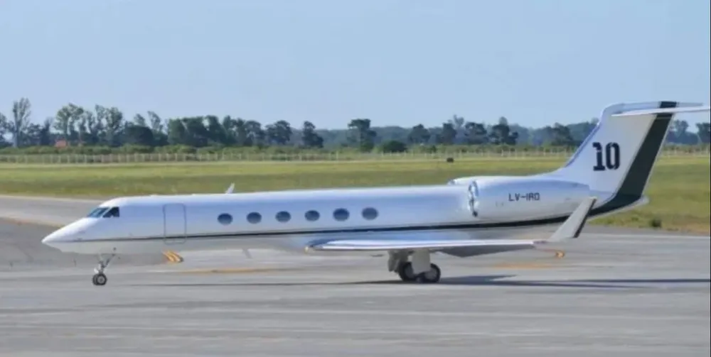 Así es el avión de Lionel Messi en el que llegó Luis Suárez a Uruguay
