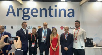 El embajador argentino Wenceslao Bunge, junto al subsecretario de Deportes de Argentina, Diógenes de Urquiza; a Sonia Cea Quintana, Delegada de Deportes del Ayuntamiento de Madrid; el futbolista Javier Saviola; y la estrella del vóley argentino, Facundo Conte. &nbsp;