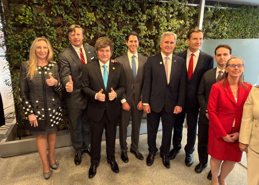 Javier Milei, Karina Milei y el canciller Pablo Quirno, junto a la delegación de los Estados Unidos encabezada por el subsecretario de Estado, Christopher Landau, en la asunción presidencial de Bolivia