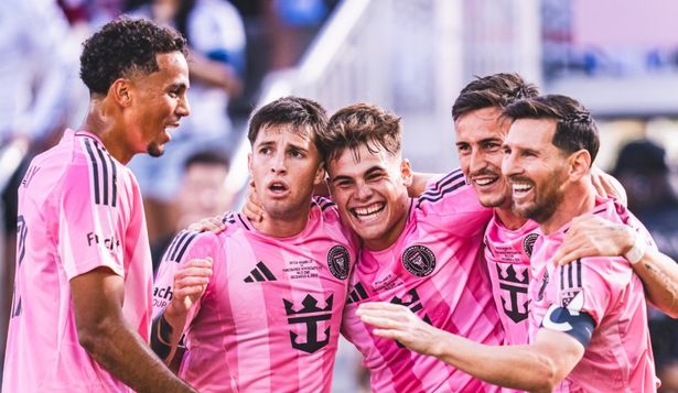 Lionel Messi festeja junto a sus compañeros el primer gol del Inter Miami en la final de la MLS