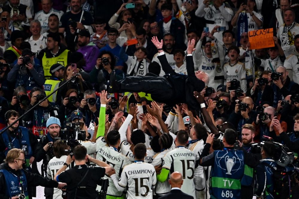 Carlo Ancelotti es reconocido por los jugadores luego de ganar la Champions League con Real Madrid