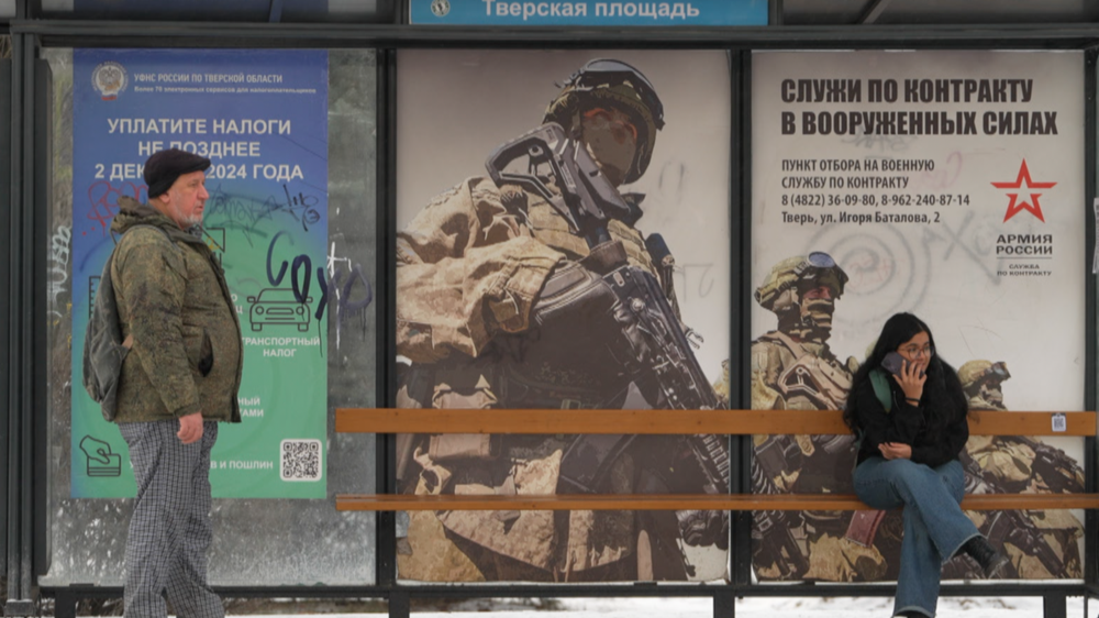 Los carteles para reclutar soldados que apoyen la invasión de Ucrania están por todas partes en Rusia.