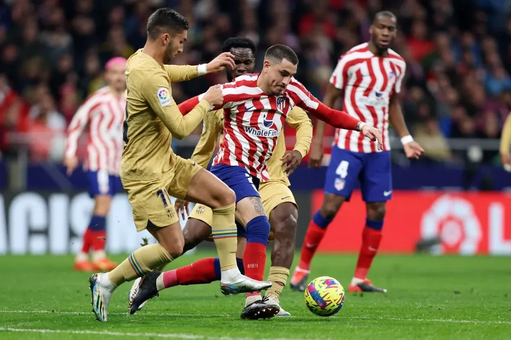 Giménez escapa de Ferrán Torres