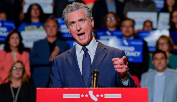 Gavin Newsom, dice estar listo para la batalla.